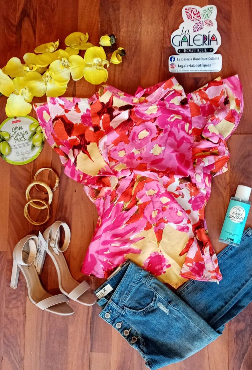Blusa estampado flora con olan en manga y moño atras del cuello