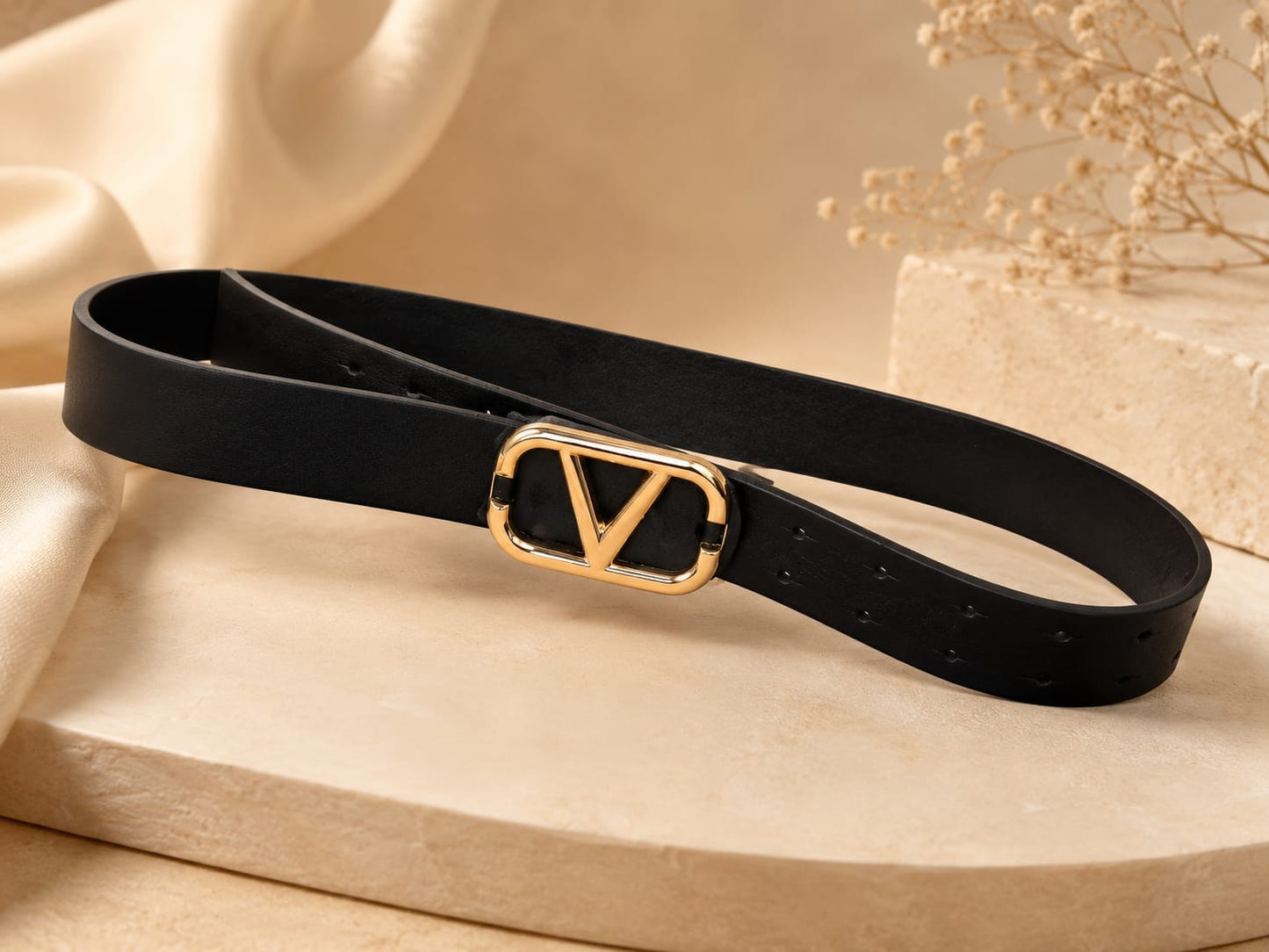 IW33209 Cinturón negro liso con hebilla rectangular y letra V