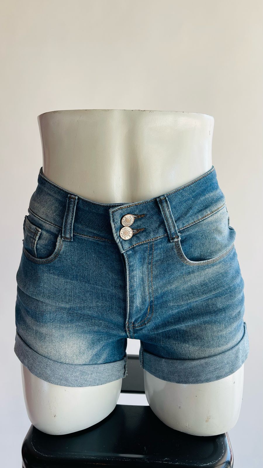 Short de mezclilla con dos botones