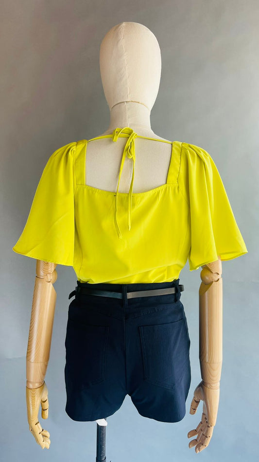 Blusa de manga 3/4 con detalle en el cuello