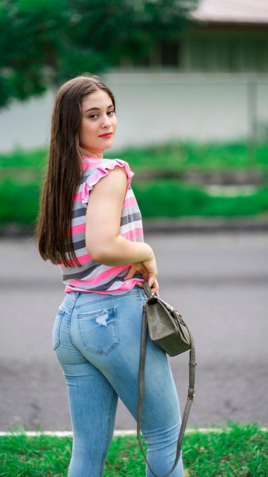 Blusa a rayas rosas y azules con olan en hombro