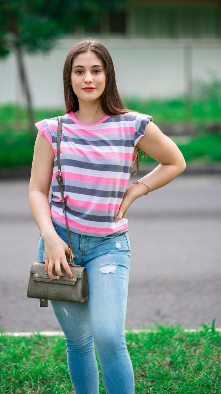 Blusa a rayas rosas y azules con olan en hombro