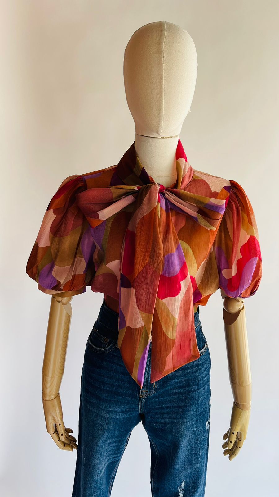 Blusa de manga corta bombacha y corbatín