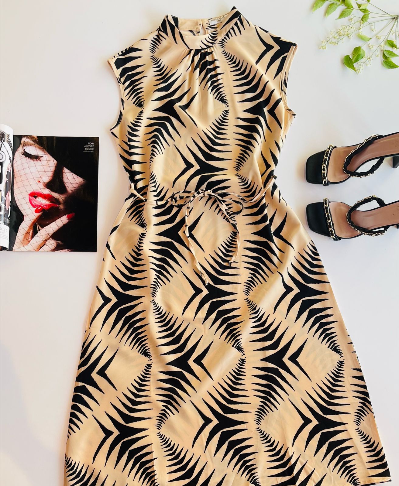 Vestido con cuello tipo kimono y estampado asimétrico con jareta Sd5576