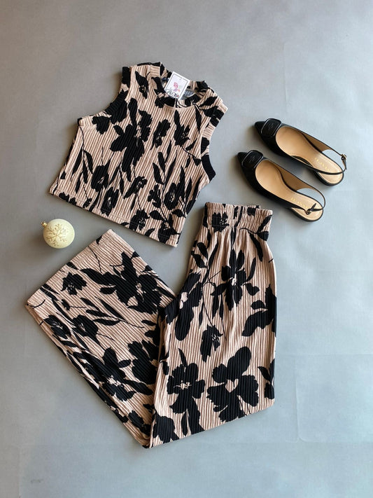Conjunto top y pantalón beige con estampado floral 1679511