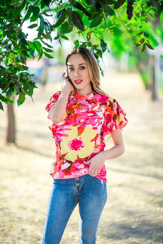 Blusa estampado flora con olan en manga y moño atras del cuello
