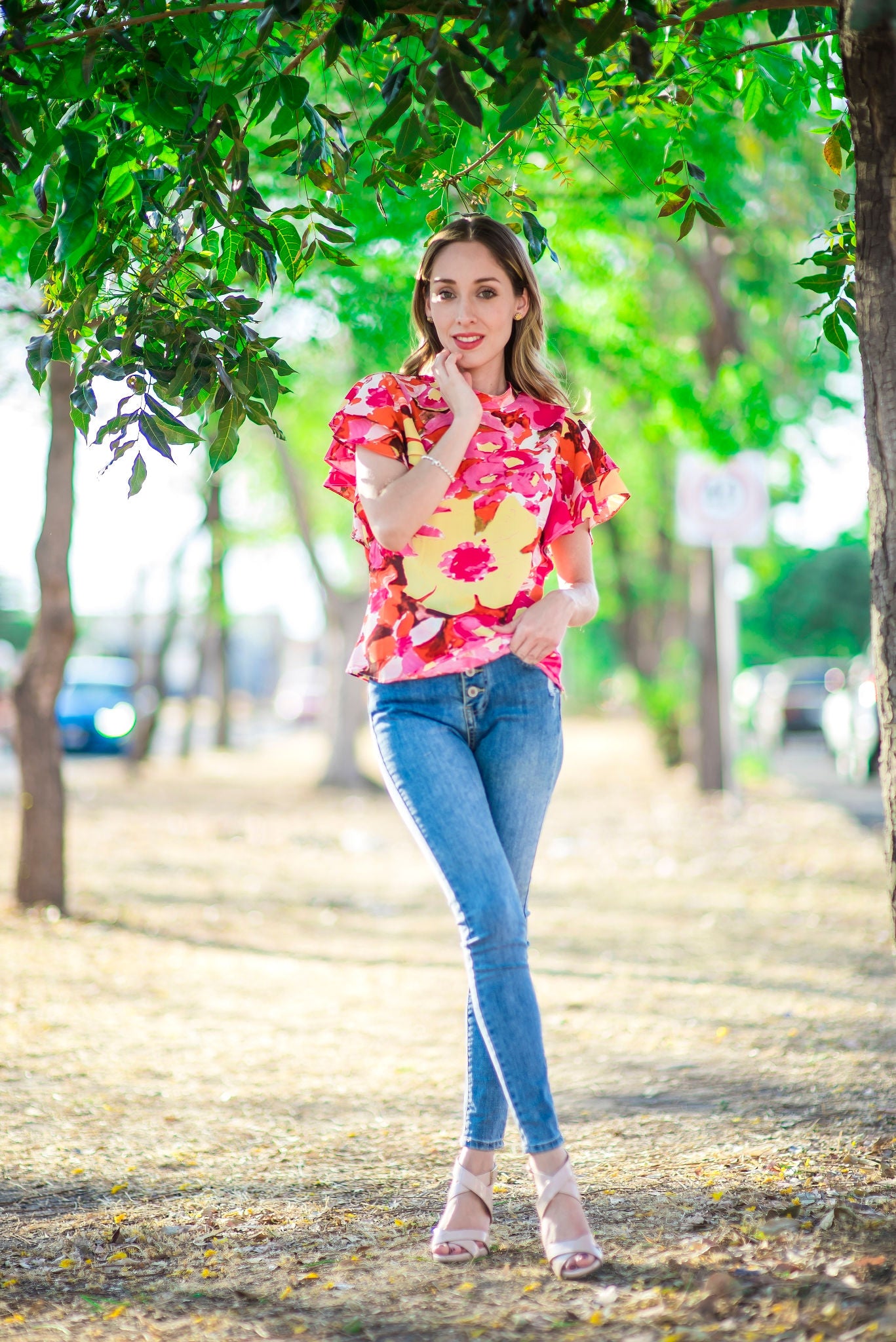 Blusa estampado flora con olan en manga y moño atras del cuello