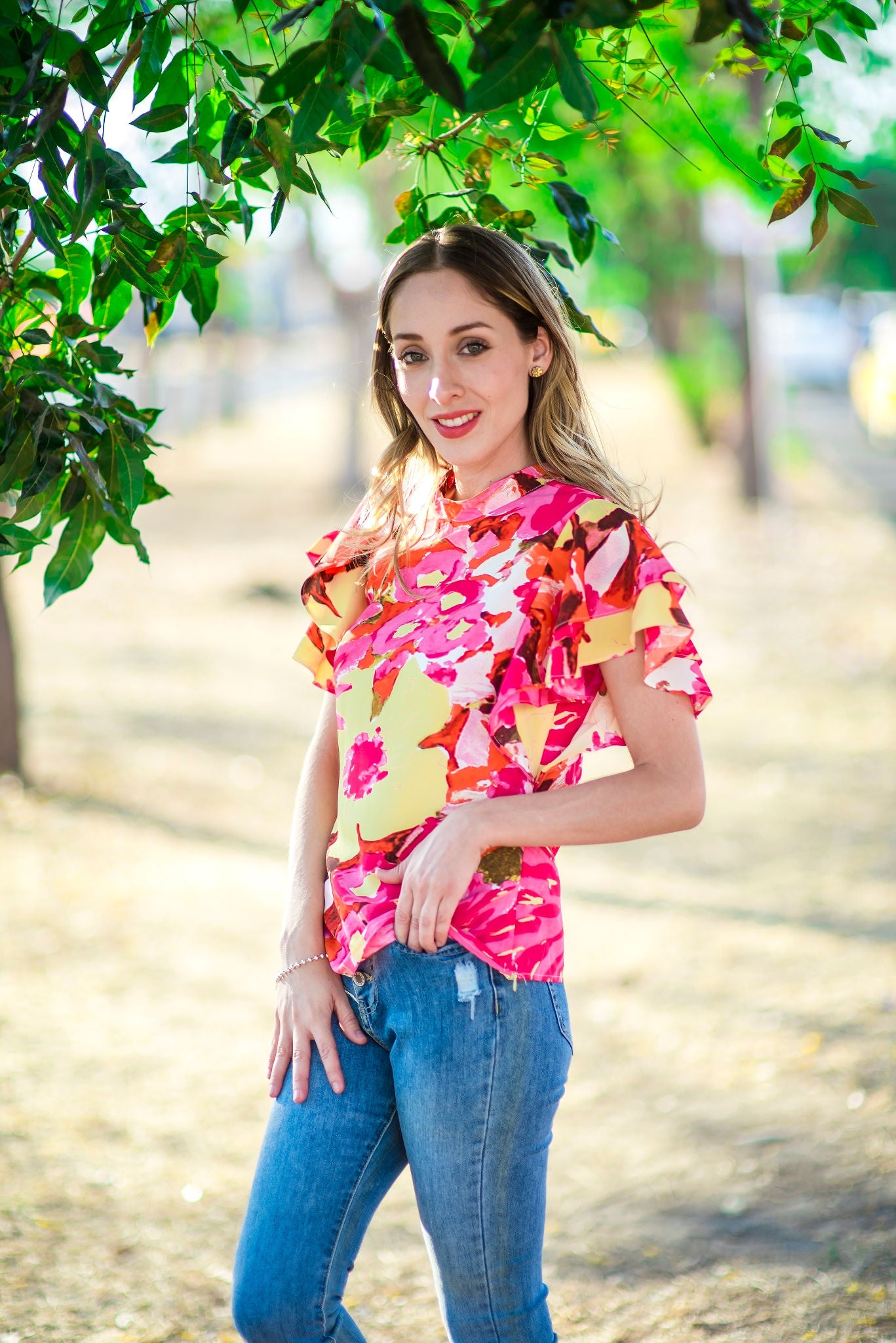 Blusa estampado flora con olan en manga y moño atras del cuello