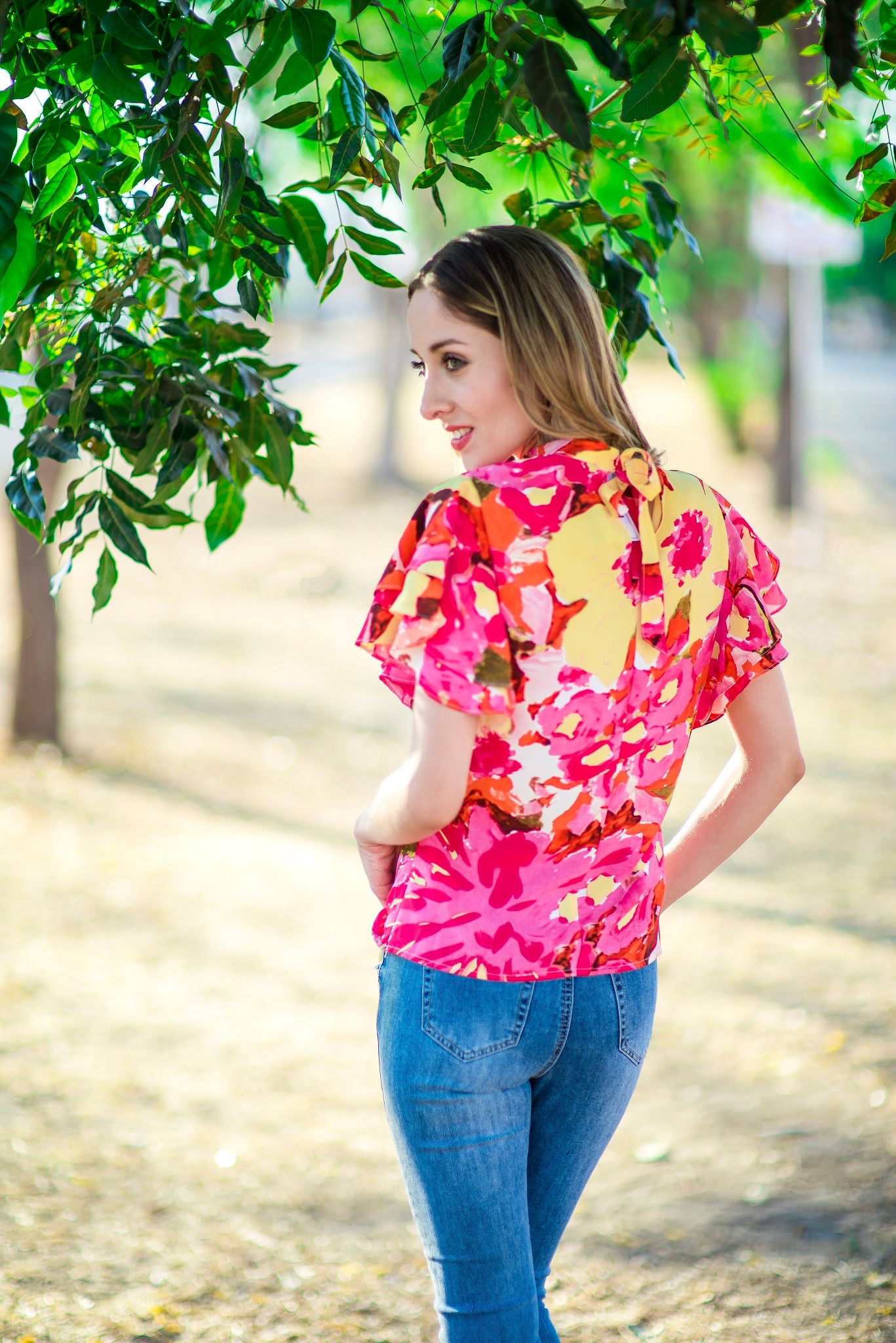 Blusa estampado flora con olan en manga y moño atras del cuello