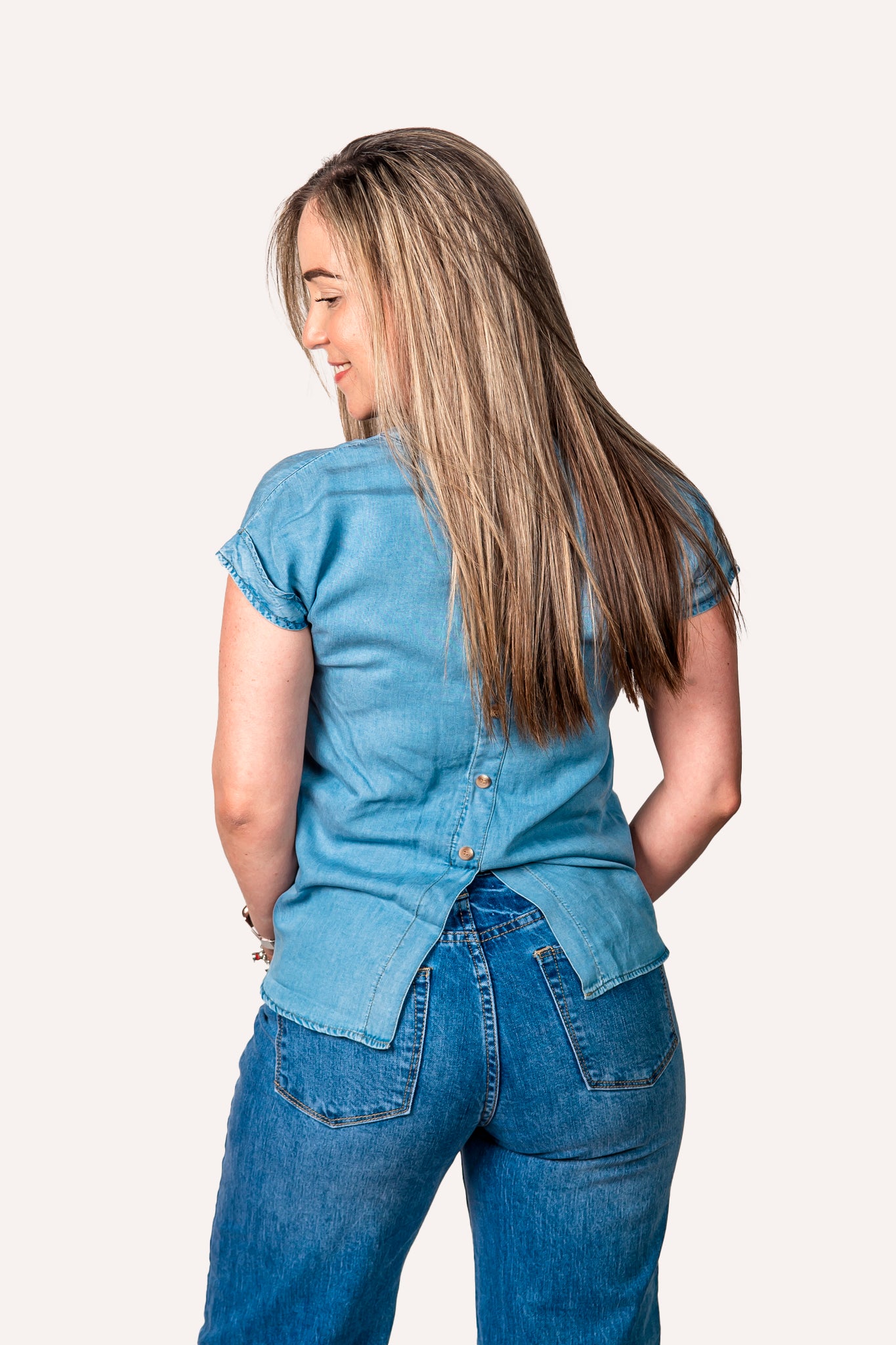 Blusa de mezclilla con bolsita y detalle en cuello v Tb8808