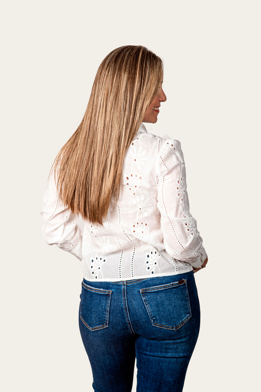 Camisa blanca de manga larga con detalles Sd5290