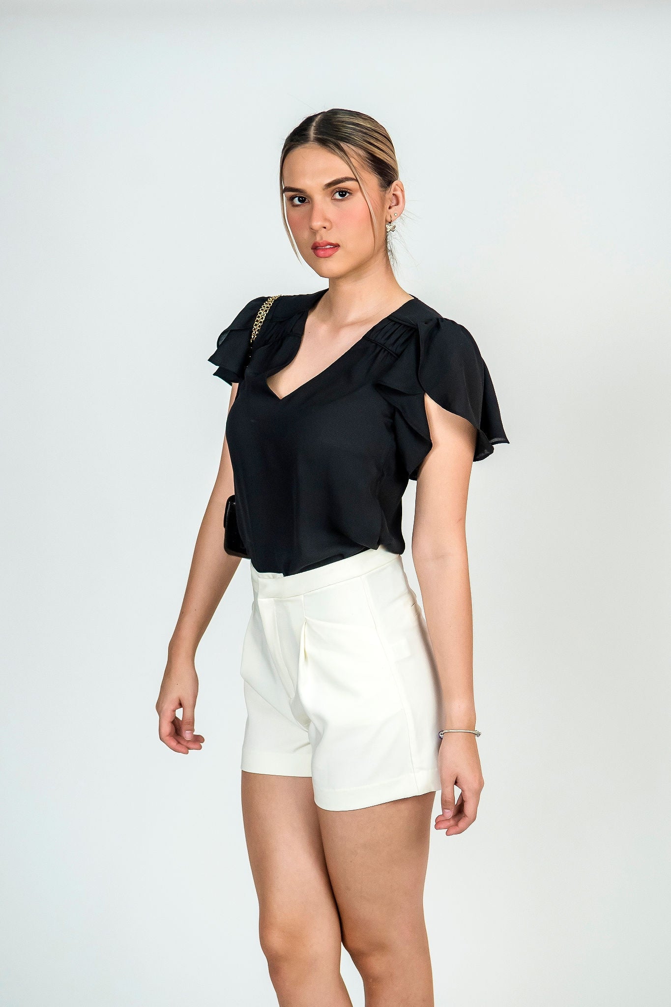 Blusa lisa con olan en manga