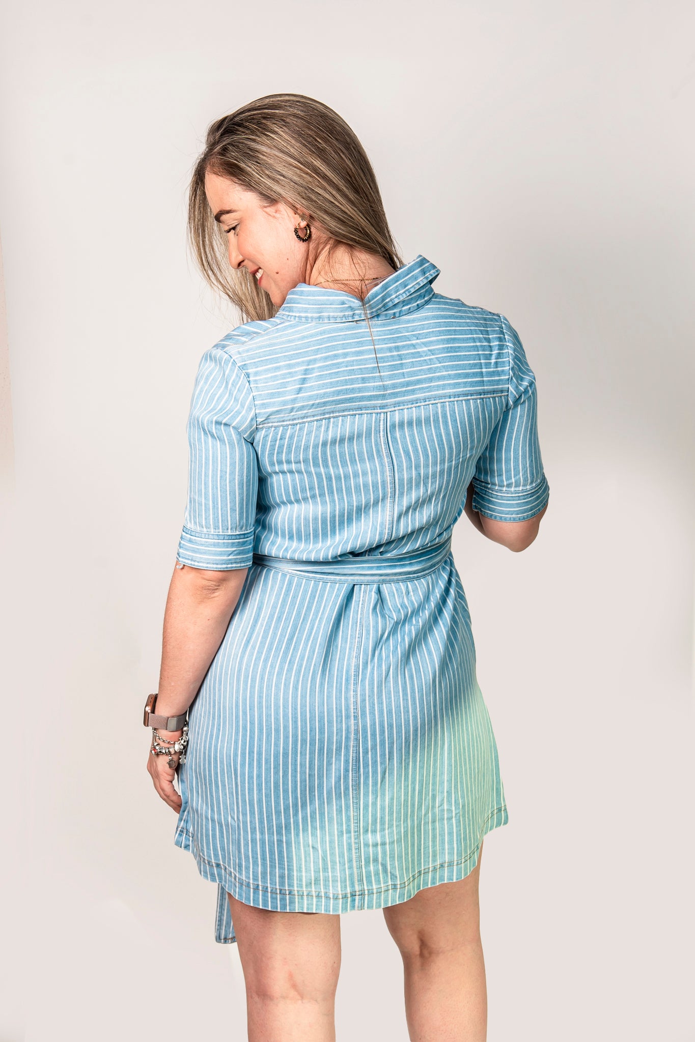 Vestido azul cielo con líneas blancas y botones al frente Cr2536