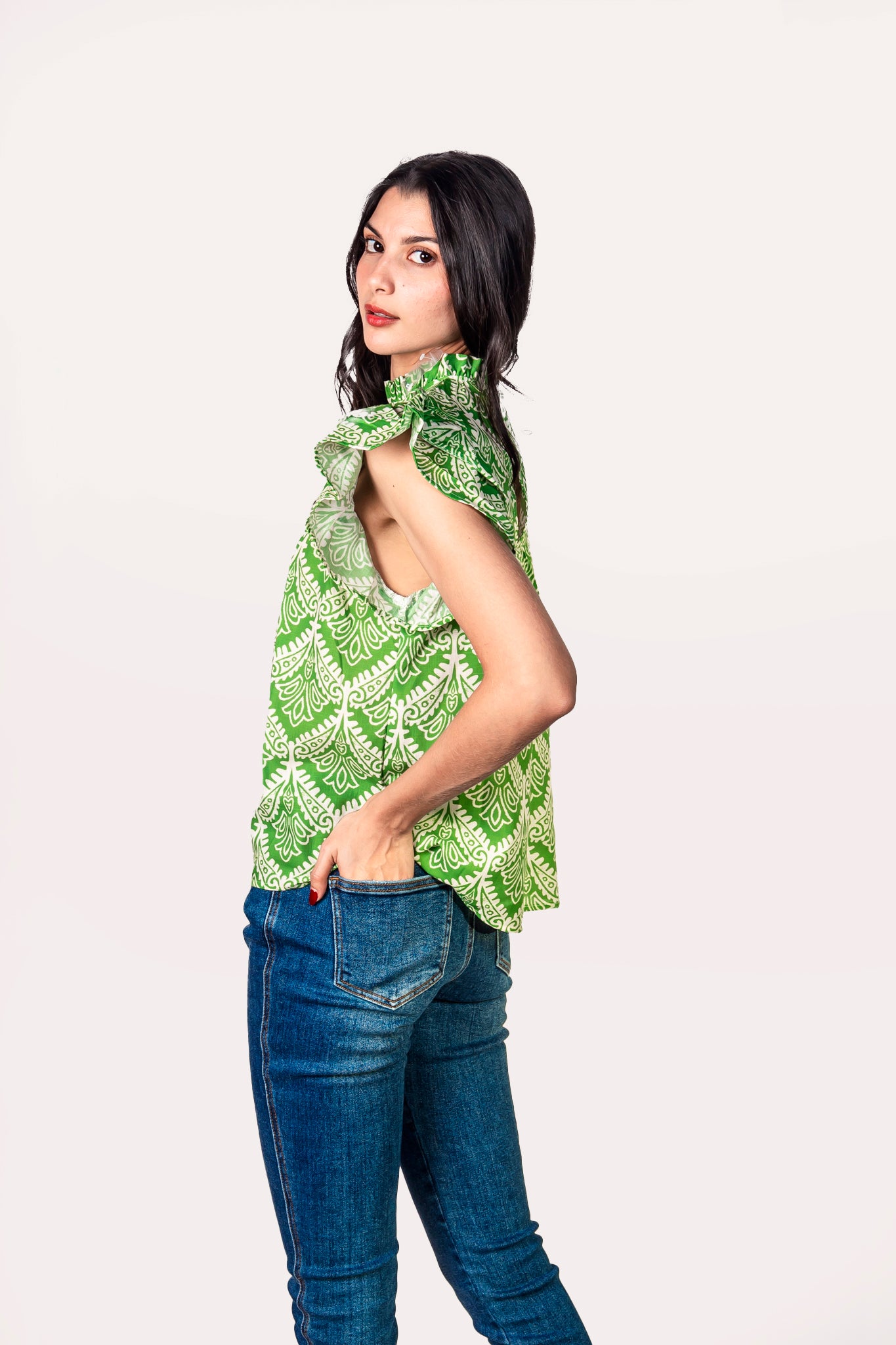 Blusa con detalle en manga y cuello alto verde con blanco It13461