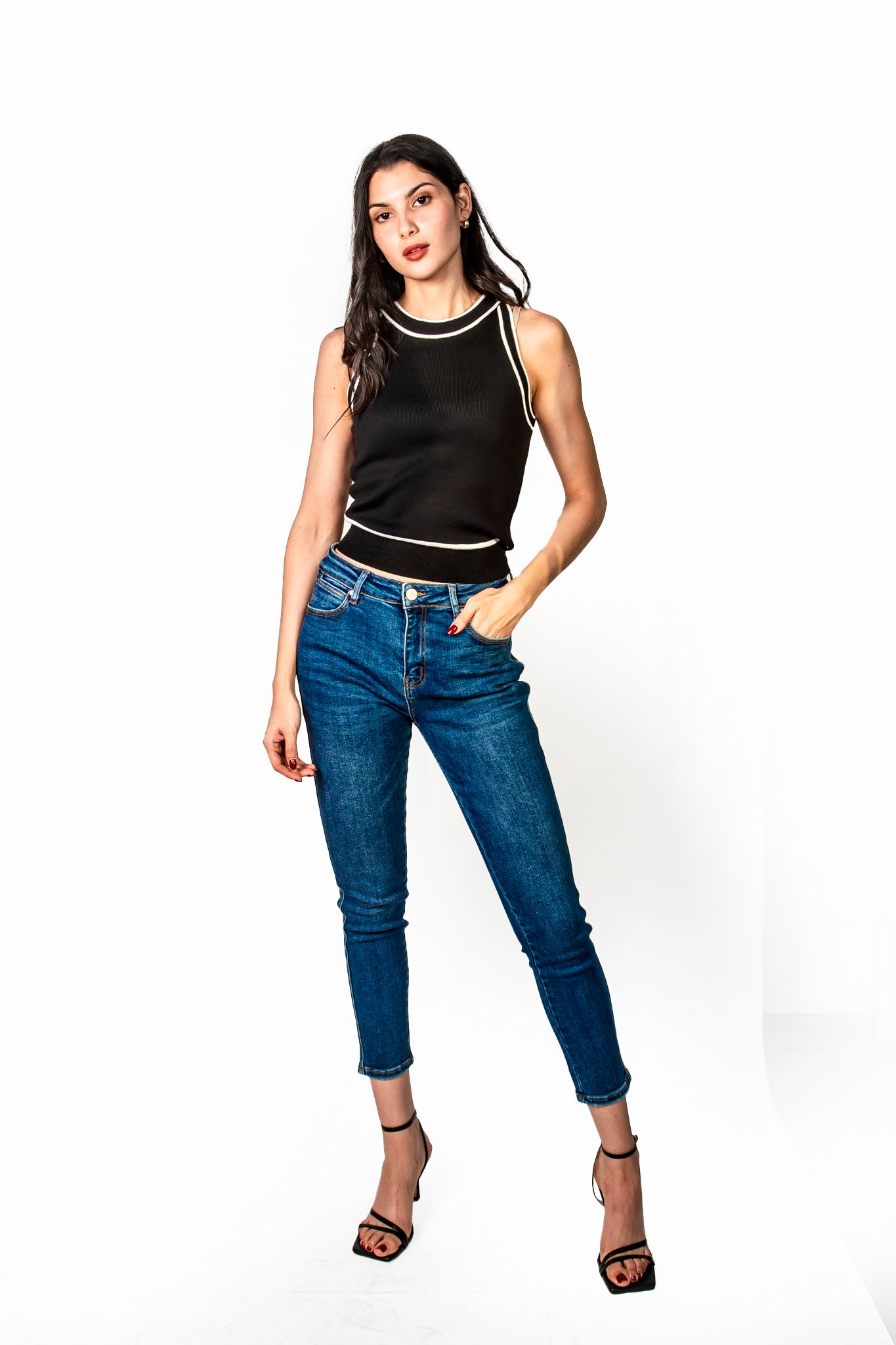 Blusa sin manga con detalle de linea en las orillas Tw1447