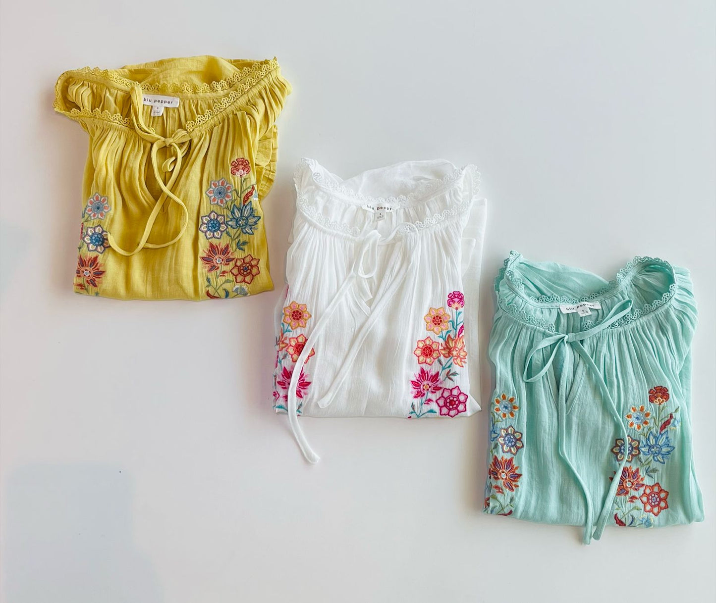 Blusa de manga corta con bordado de flores Cr2010