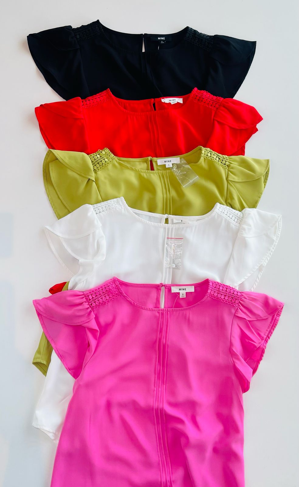 Blusa de manga corta con detalle en manga y franja de crochet al frente Tb8525