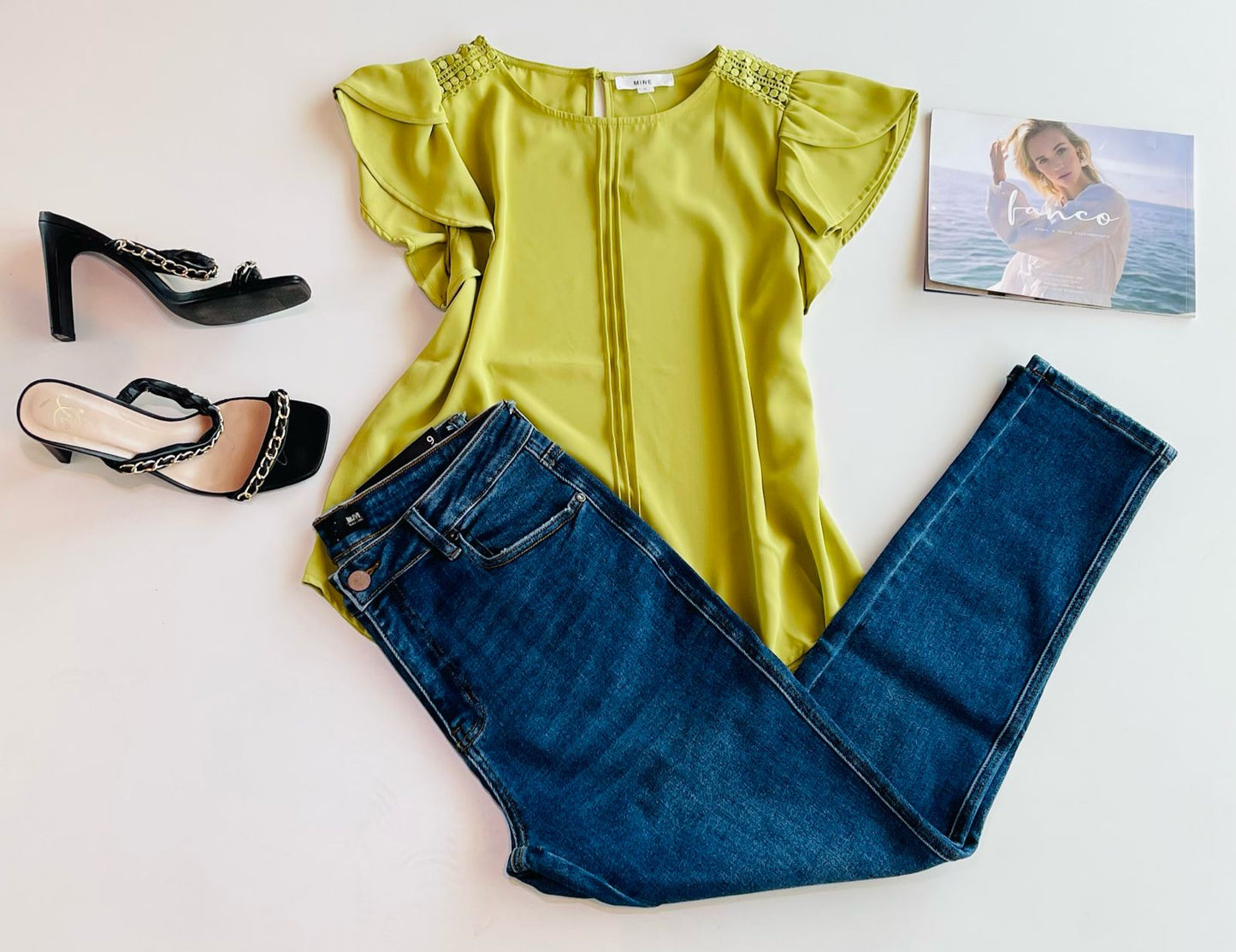 Blusa de manga corta con detalle en manga y franja de crochet al frente Tb8525