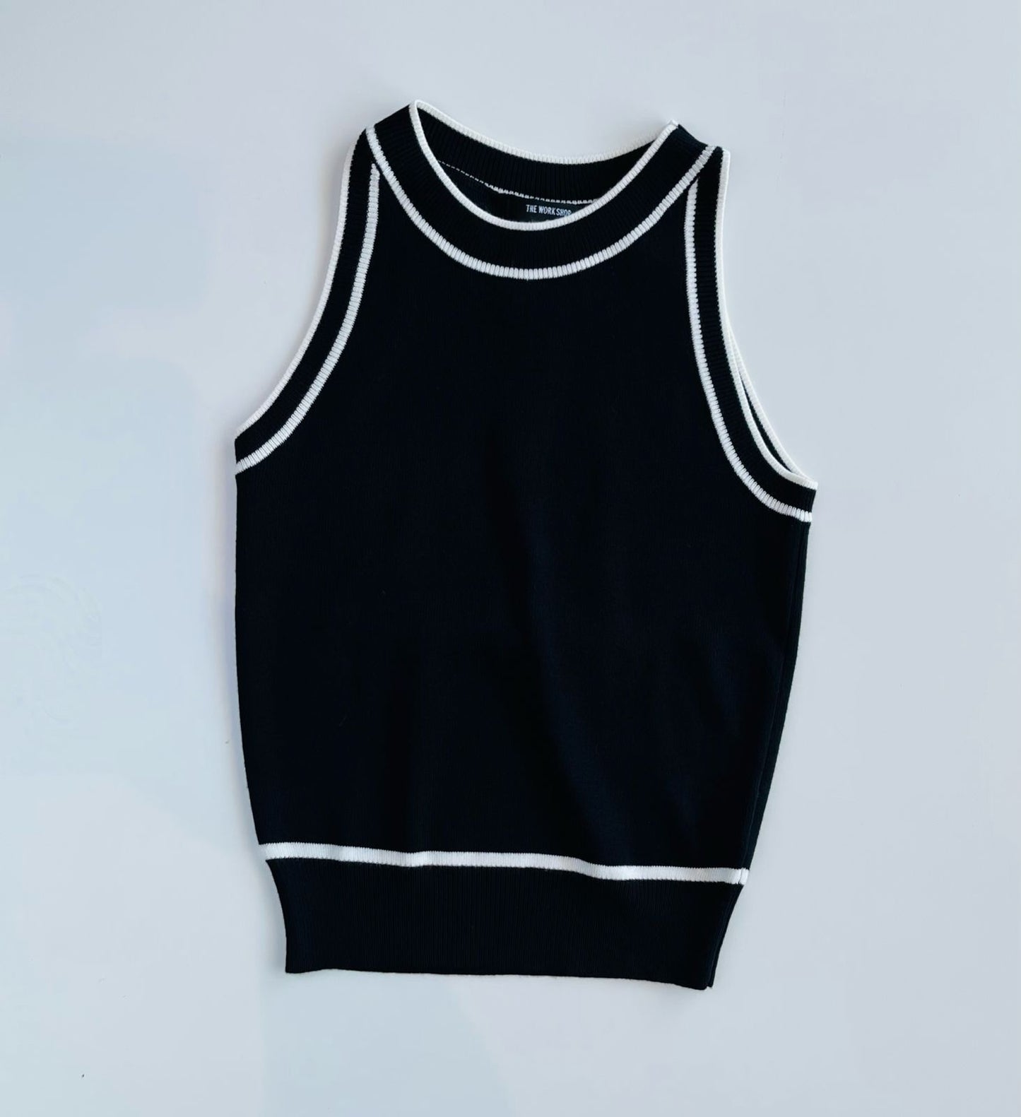 Blusa sin manga con detalle de linea en las orillas Tw1447