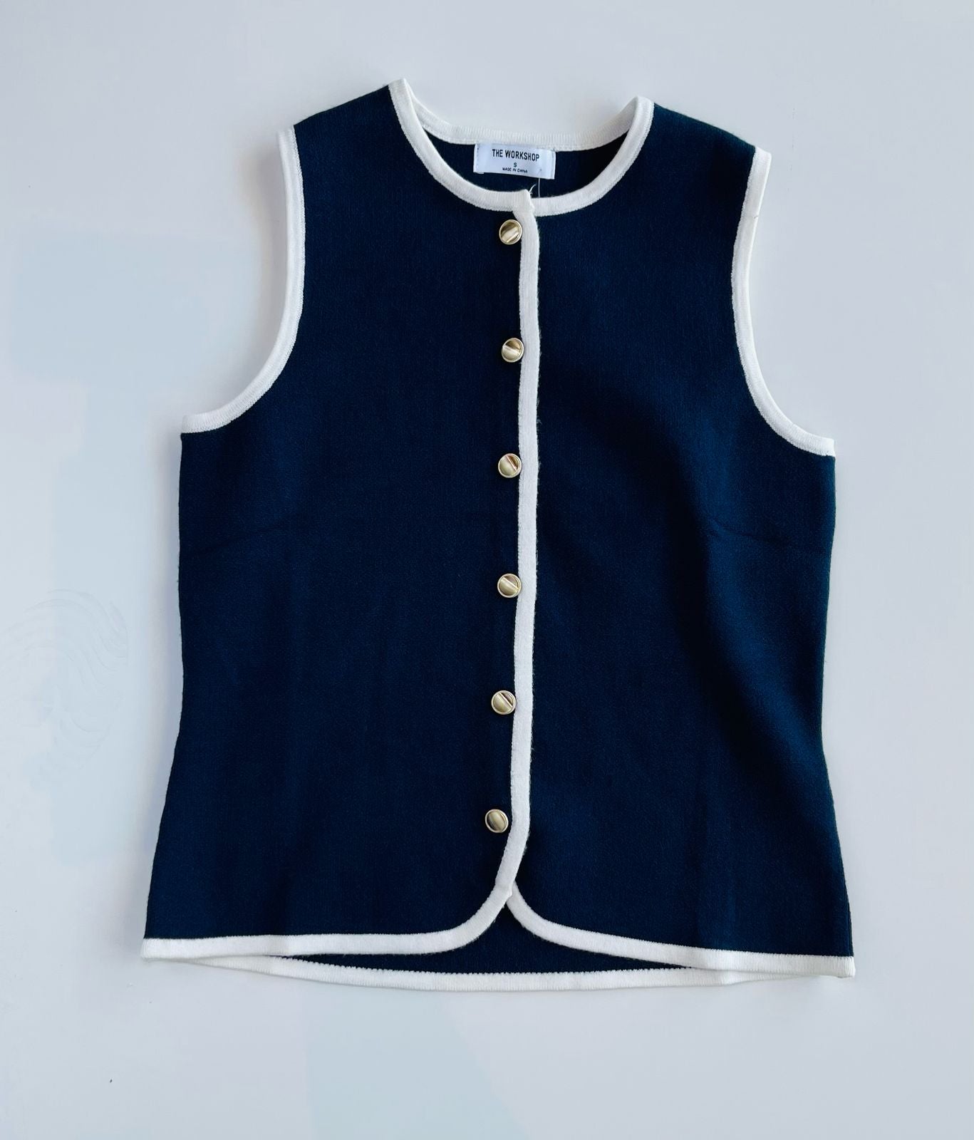 Chaleco azul marino con detalle blanco en botones Tw1732