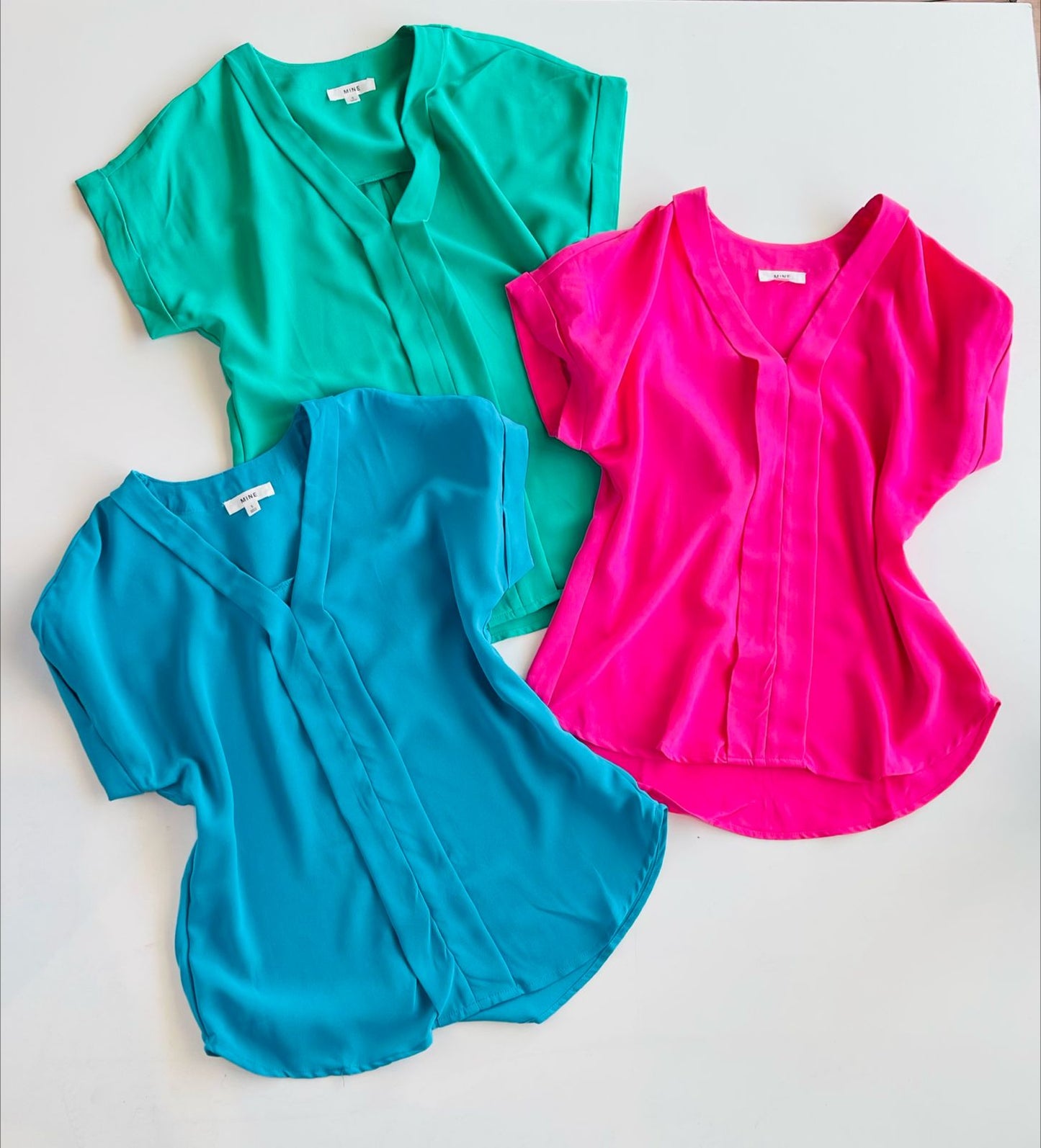 Blusa solida de manga corta con detalle al frente Tb8604