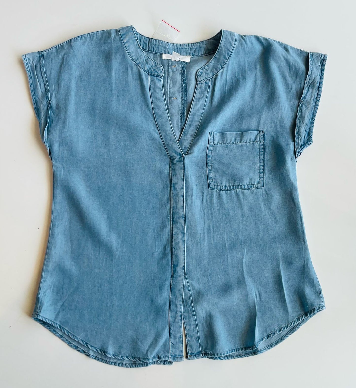 Blusa de mezclilla con bolsita y detalle en cuello v Tb8808