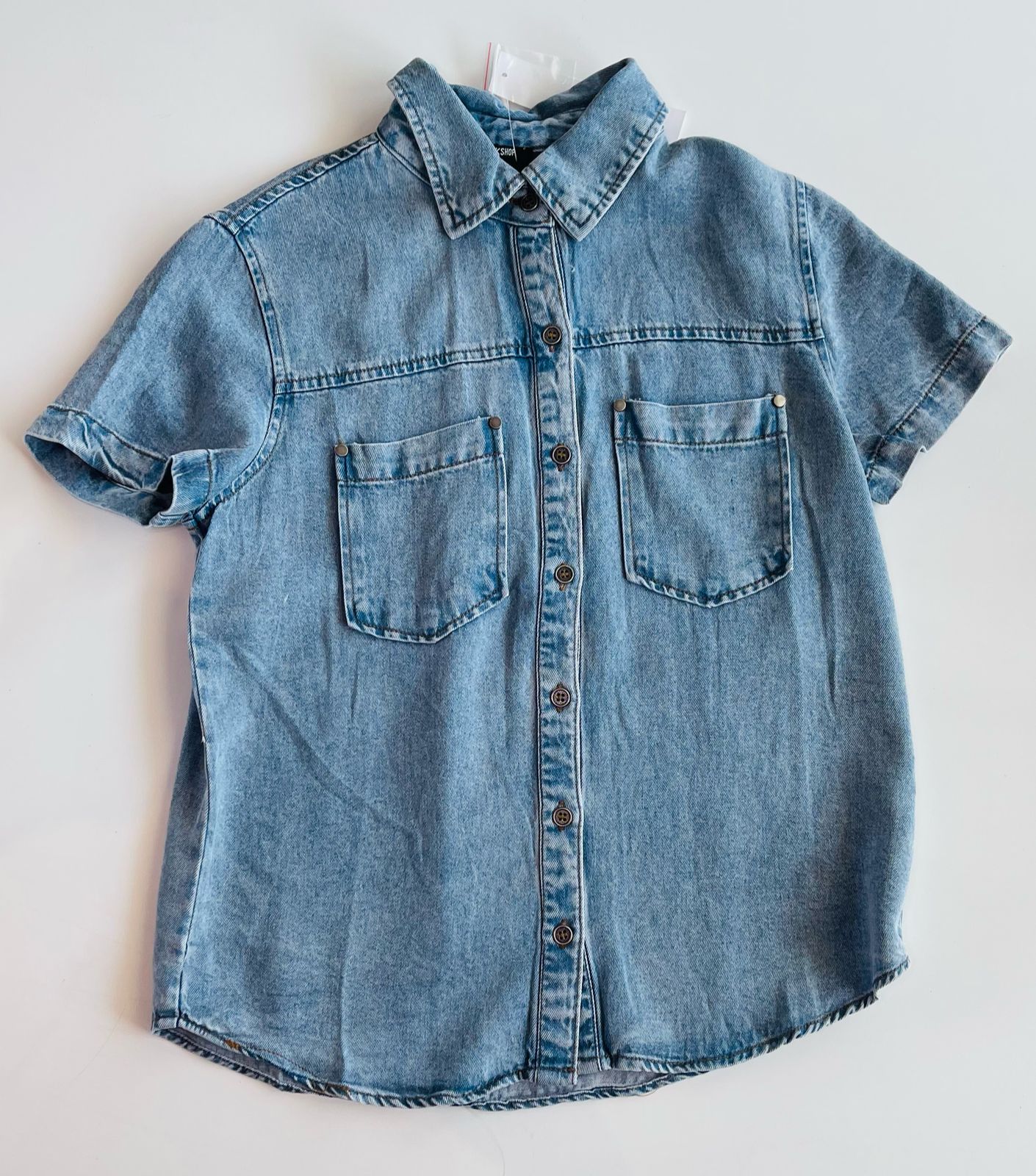 Camisa de mezclilla con 2 bolsas al frente tono grisaceo Tw1638t