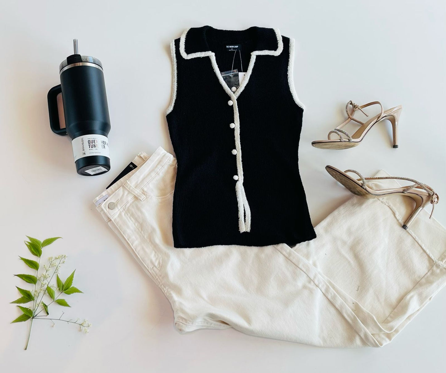 Blusa con cuello halter y botones al frente detalle en pico Tw1740