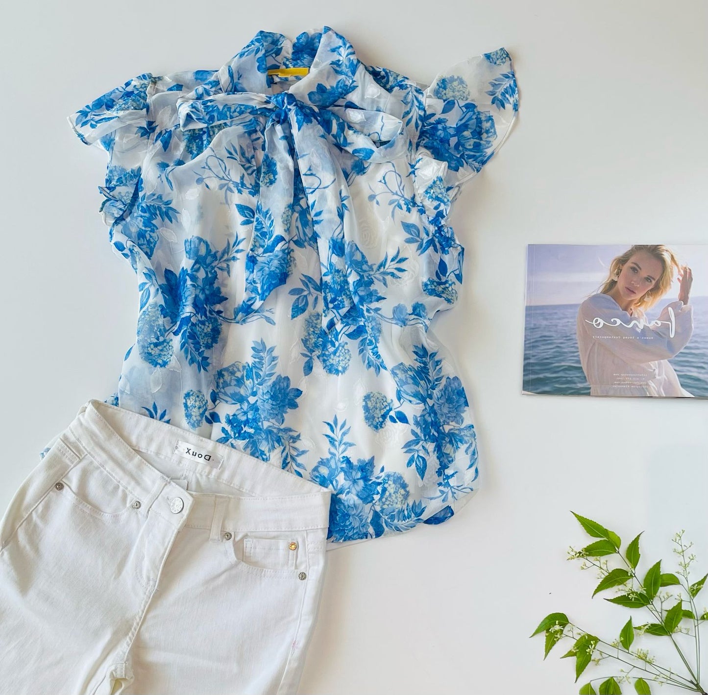 Blusa azul con blanco detalle de moño al frente It13616