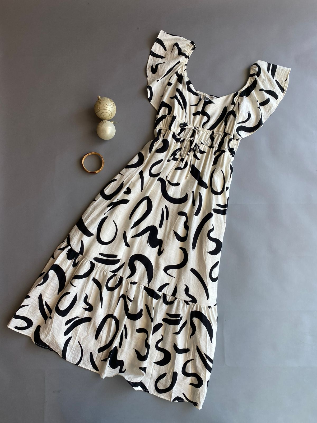 CR2557 BLU PEPPER Vestido Largo blanco con patron negro con Olan en hombro