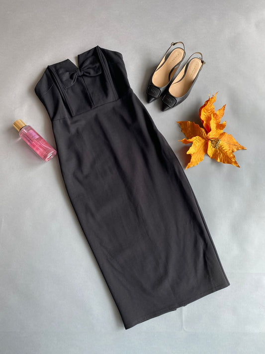 43685DL MILK&HONEY Vestido Negro Straple con Moño al Frente y Abertura Atrás