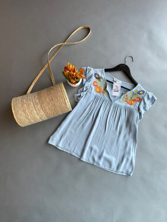 T513220W AVAILABLE Blusa con Olan en Manga y Bordado de Flores