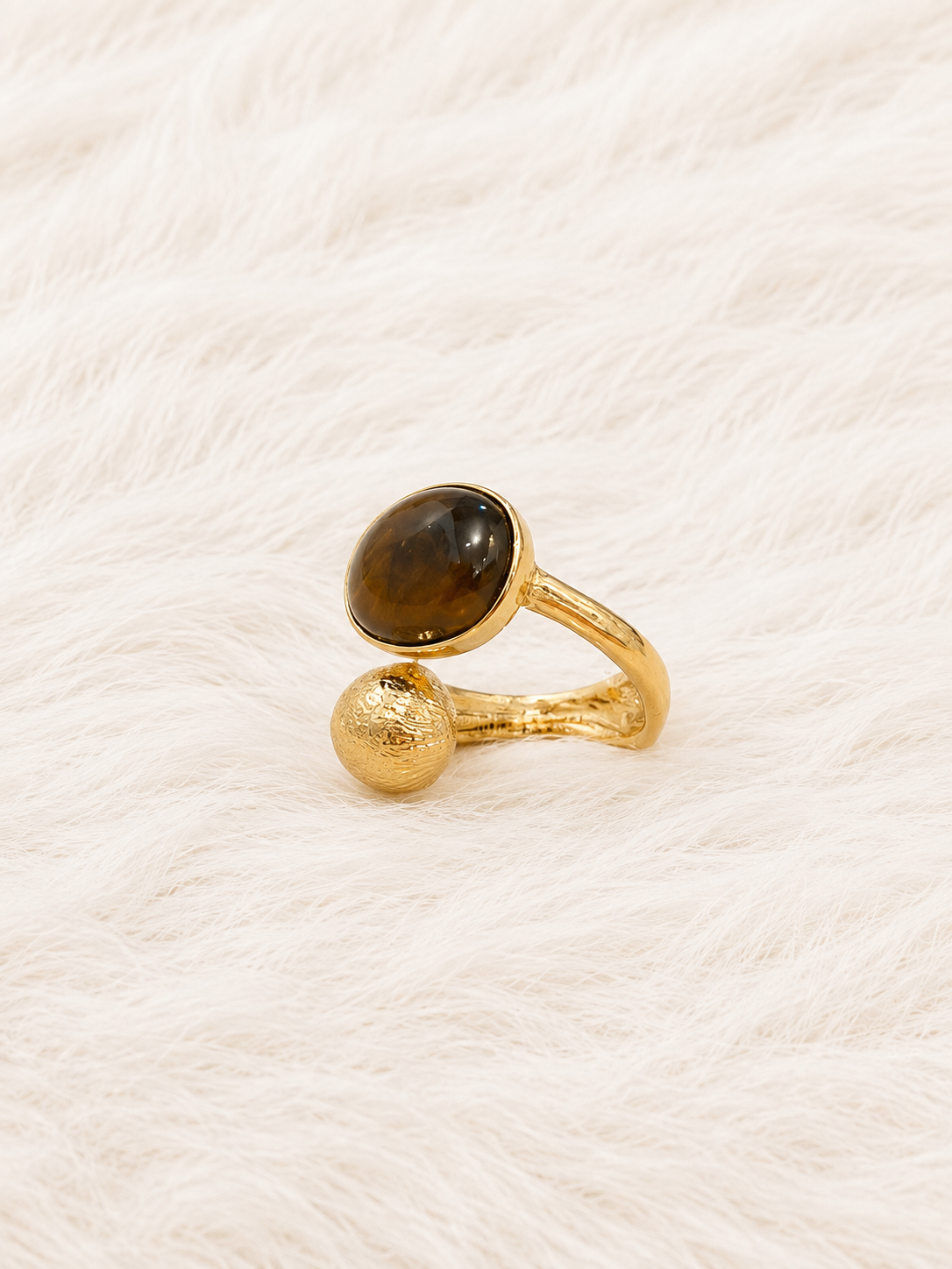 Anillo con piedra café R1634STOG