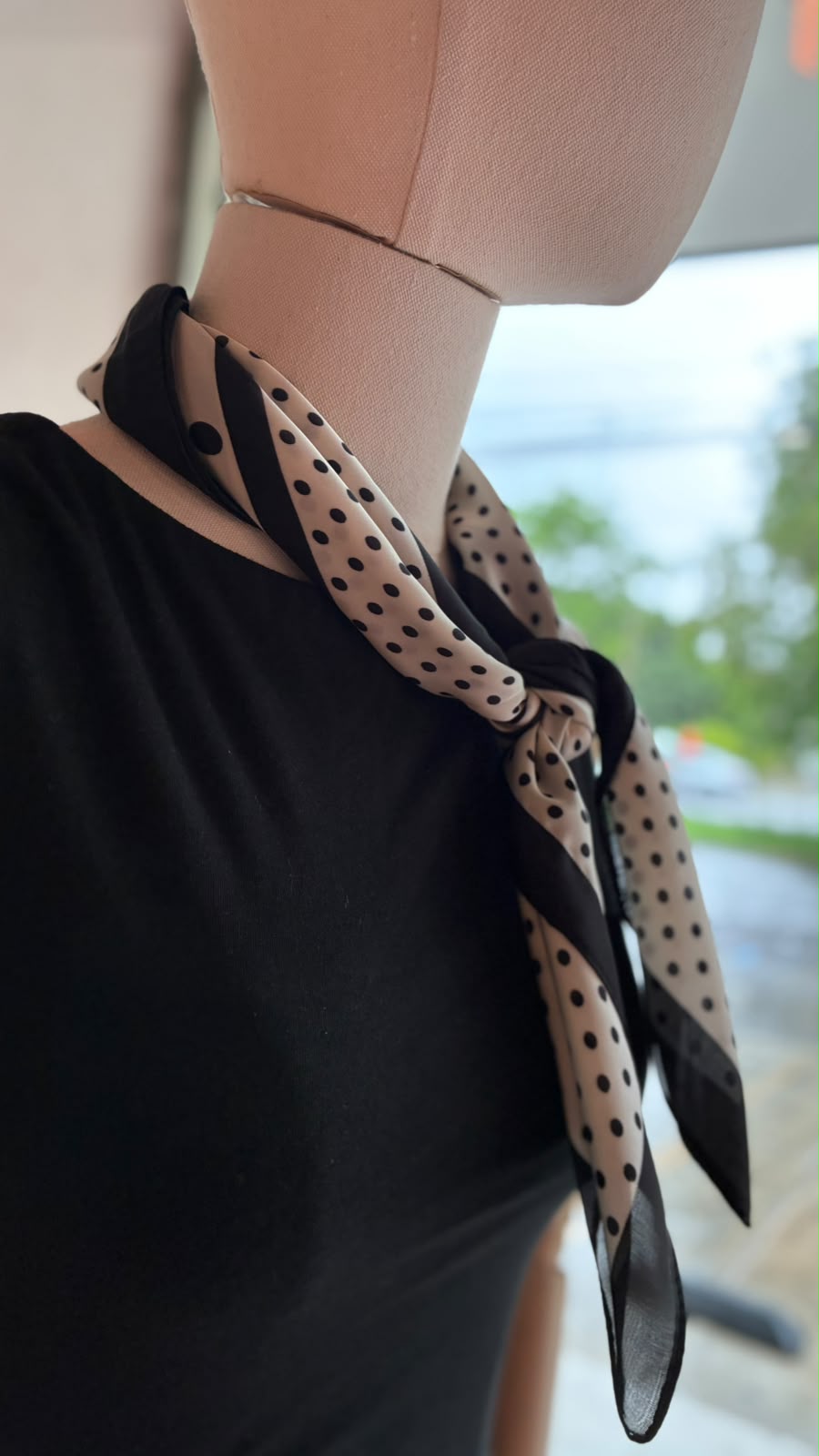 YS2103 Pañoleta blanca con puntos negros y orilla negra lisa