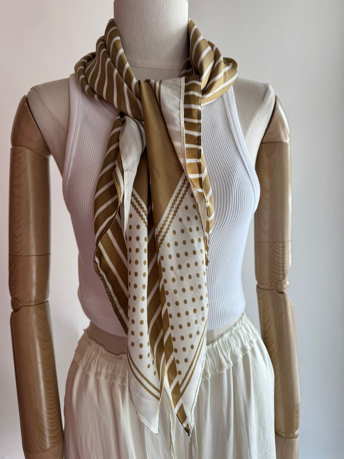 Pañoleta beige con rayas blancas y puntitos YS21034