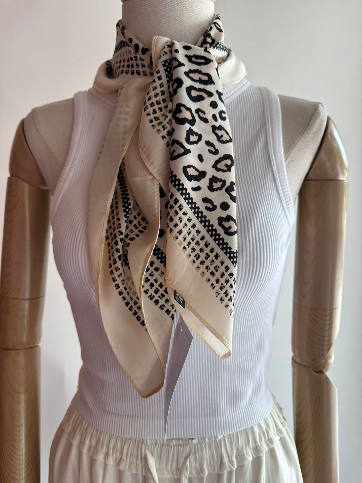 Pañoleta animal print fondo beige As-675
