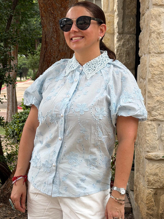 Linzy Blusa de crochet con botón de perla T5890