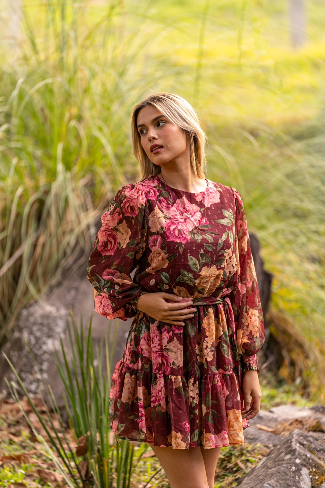 Vestido corto con estampado de flores