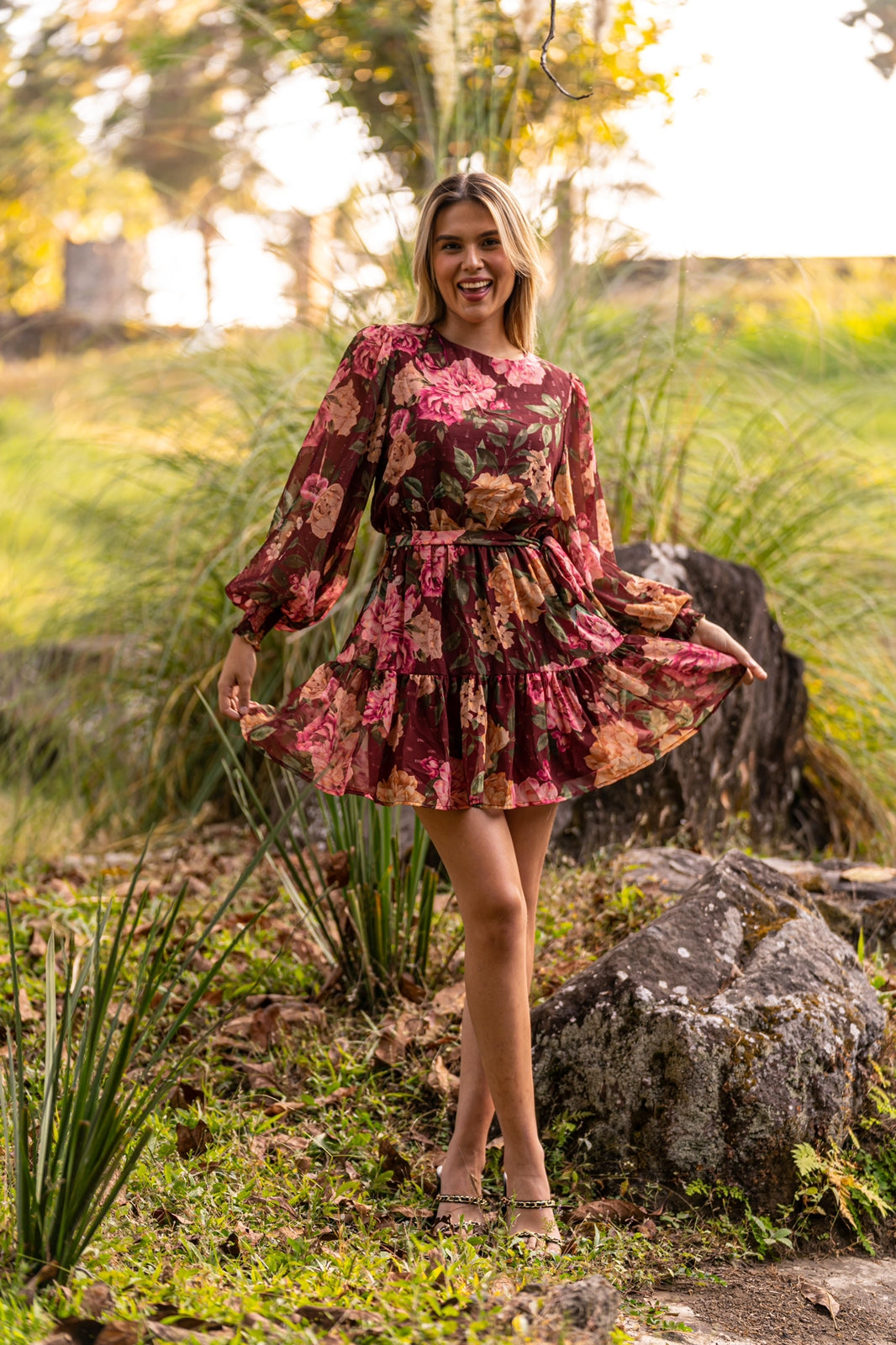 Vestido corto con estampado de flores