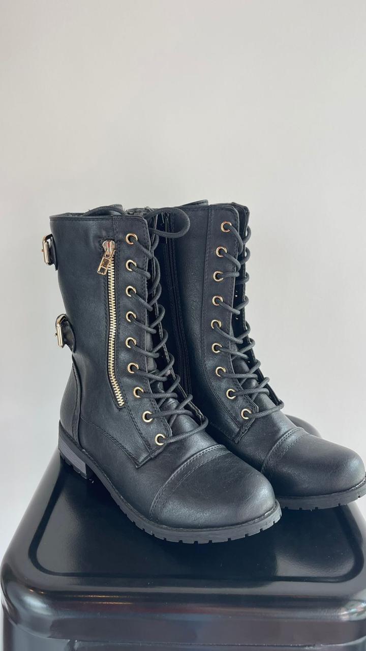 botin de piso con detalles dorados