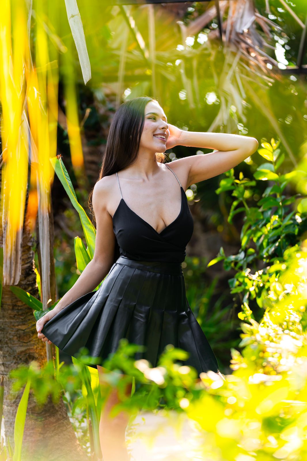 Blusa satinada con tirante de piedras