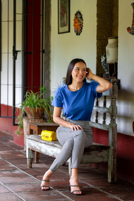 Camiseta cuello redondo con plumas en las mangas