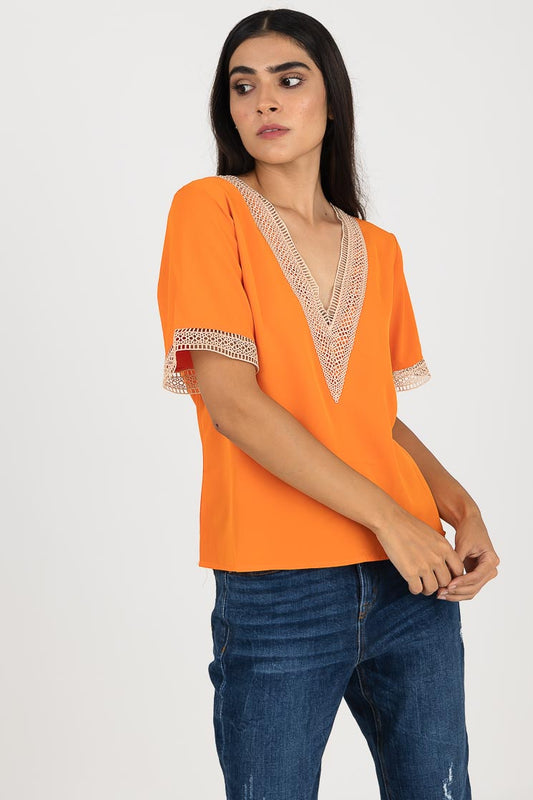 Blusa con cuello v y manga de crochet en beige y naranja