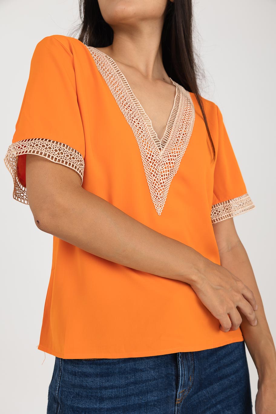 Blusa con cuello v y manga de crochet en beige y naranja