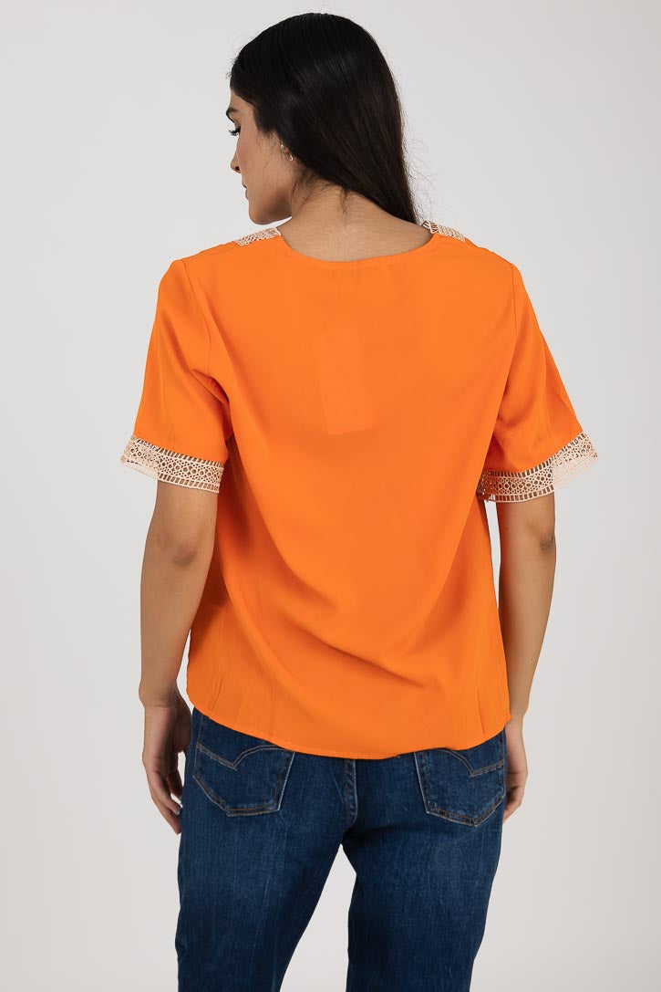 Blusa con cuello v y manga de crochet en beige y naranja