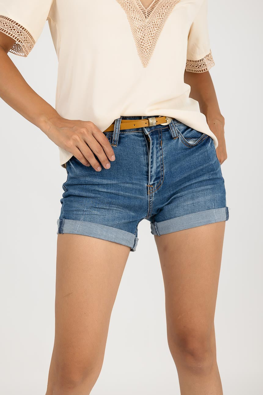 Short con cinturón