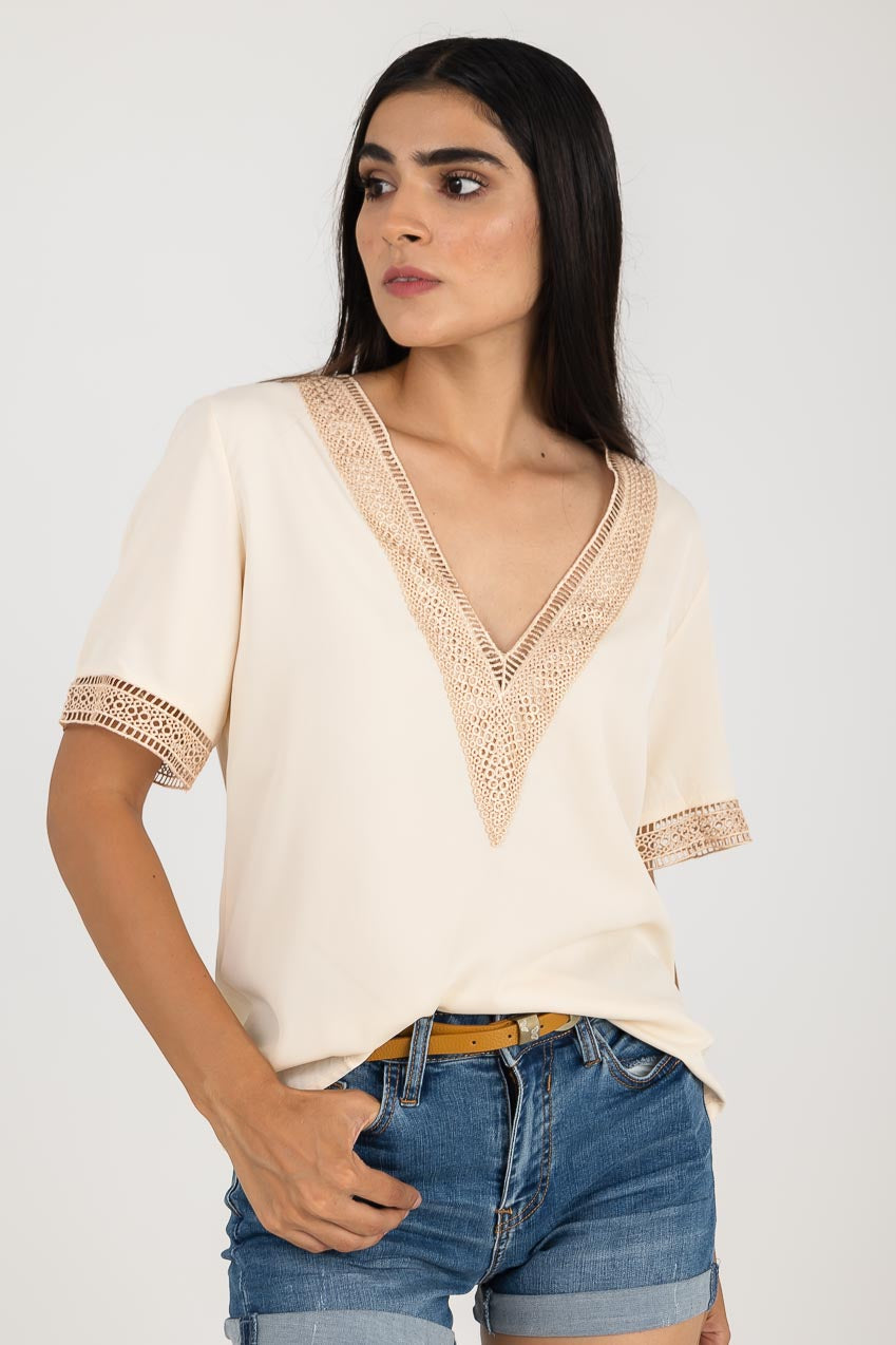 Blusa con cuello v y manga de crochet en beige y naranja