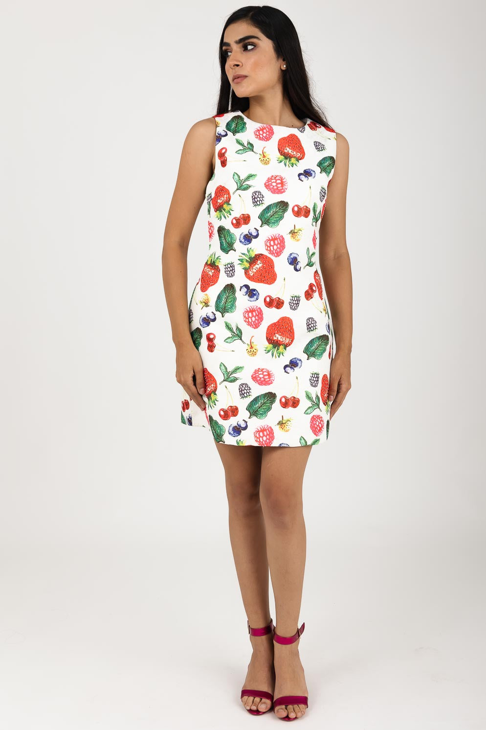 Vestido blanco con fresas sublimadas sin manga