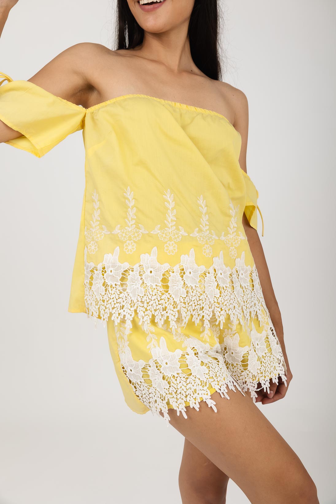 Blusa al hombro con crochet en la parte abajo