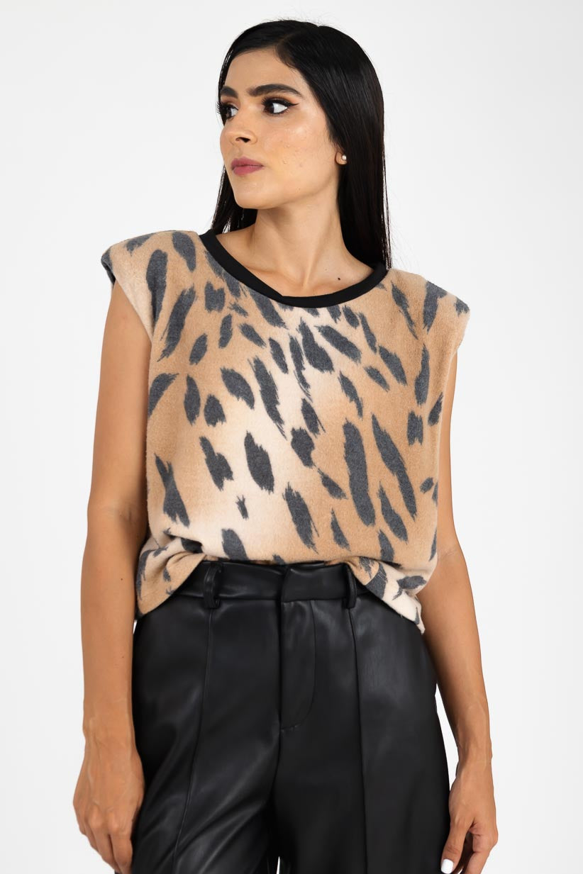 Blusa de animal print sin manga con cuello negro